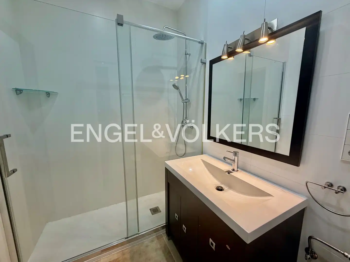 Badezimmer von Wohnung zur Miete in Madrid mit Heizung, Möbliert und Balkon