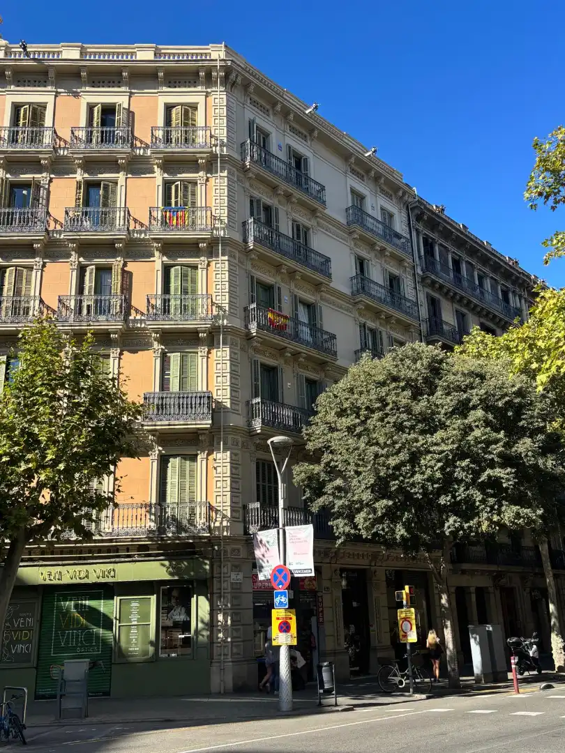 Vista exterior de Pis en venda en Barcelona amb Terrassa i Balcó