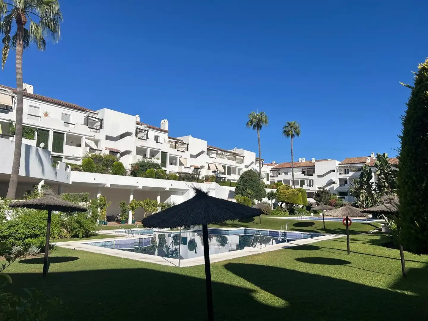 Außenansicht von Maisonette zum Verkauf in Estepona mit Klimaanlage, Terrasse und Abstellraum