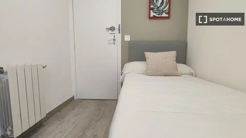 Bedroom of Flat for share in Madrid  with Air Conditioner, Terrace and Furnished