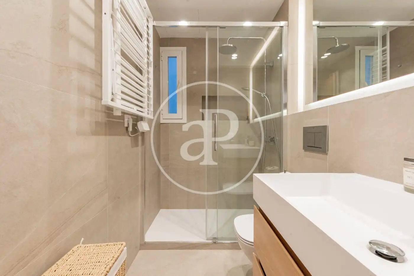Bathroom of Flat for sale in Madrid  with Air Conditioner and Heating