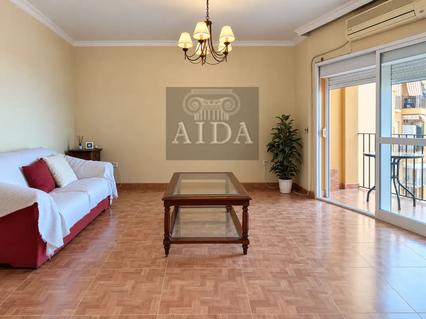 Sala d'estar de Pis en venda en Estepona amb Aire condicionat i Terrassa