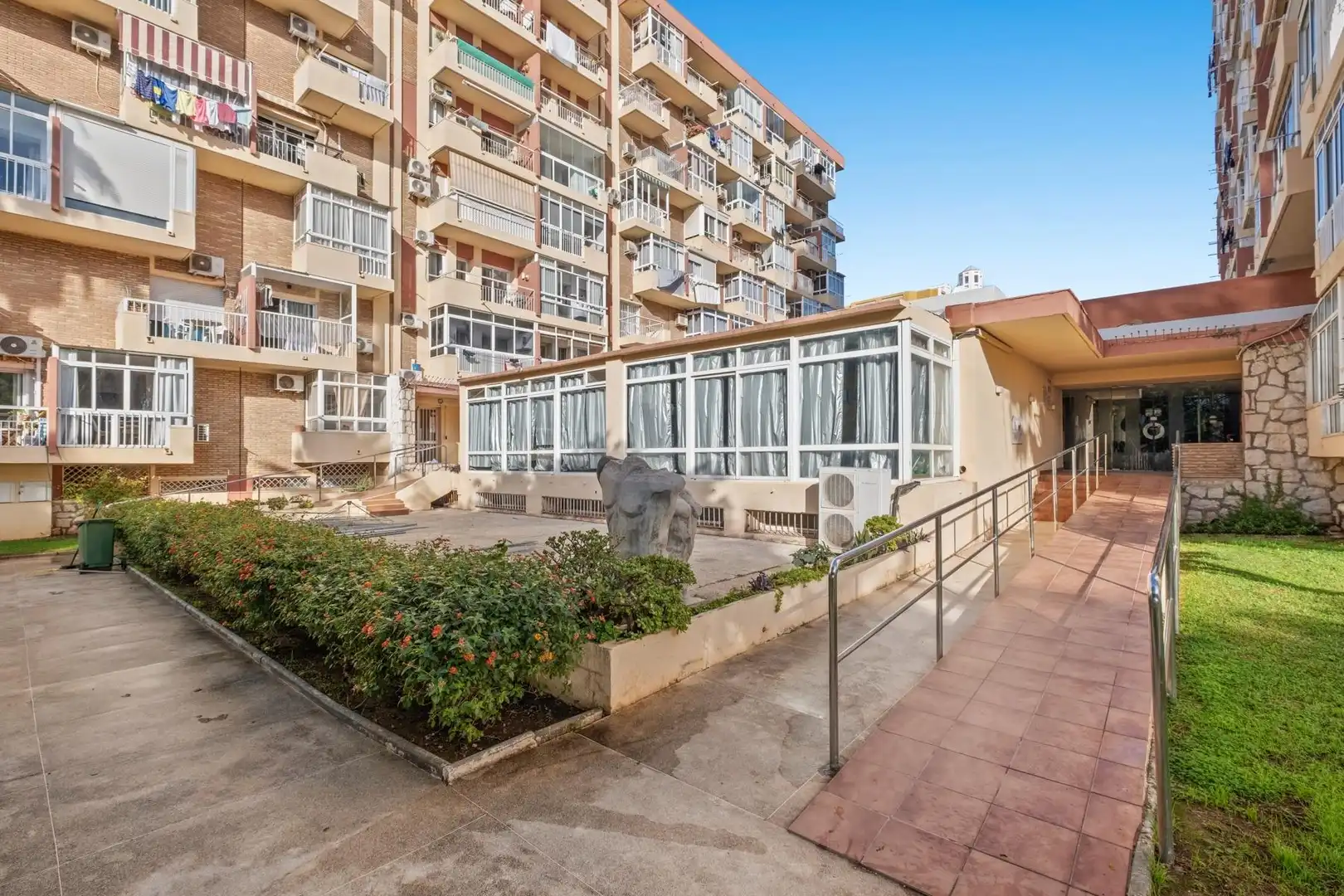 Vista exterior de Estudi en venda en Benalmádena amb Aire condicionat, Terrassa i Piscina comunitària
