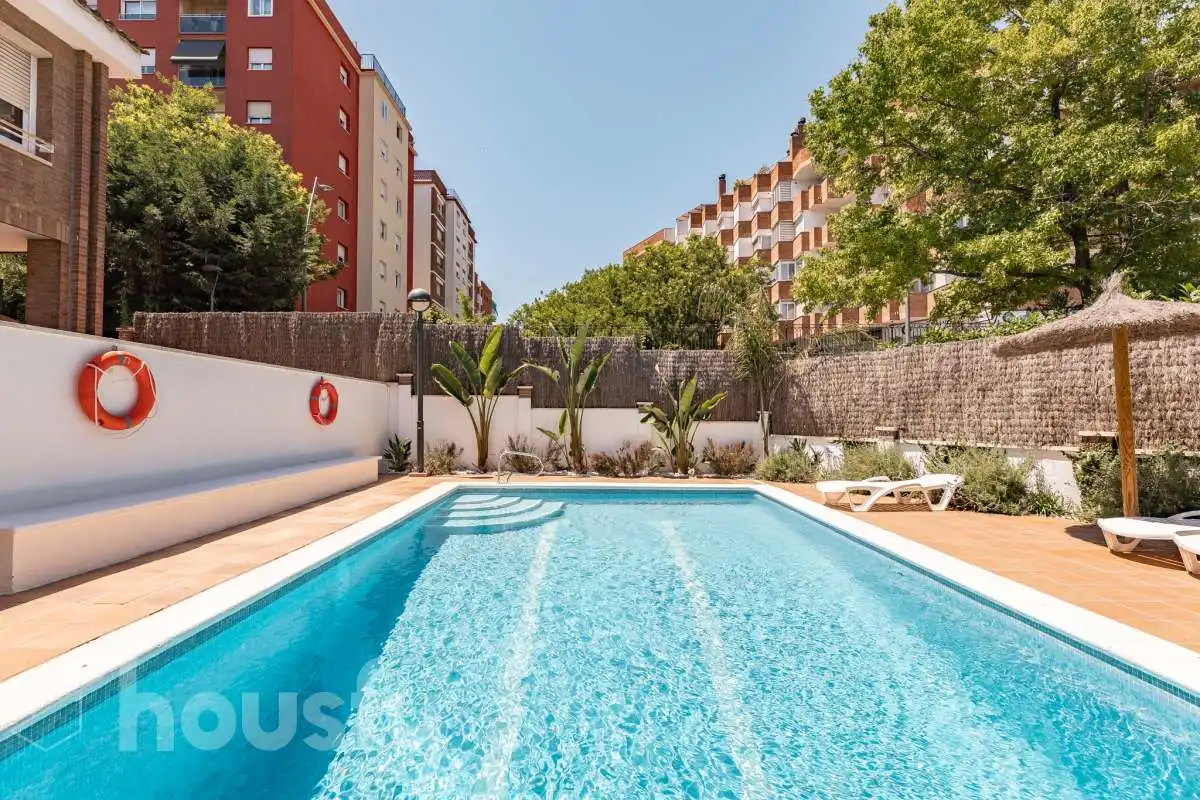Piscina de Casa o chalet en venta en Sant Cugat del Vallès con Calefacción, Jardín privado y Parquet