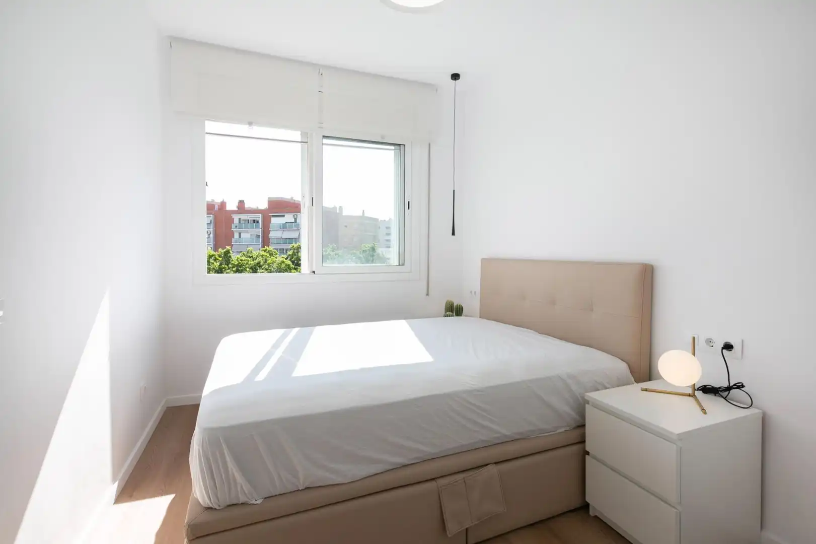 Dormitori de Pis de lloguer en L'Hospitalet de Llobregat amb Aire condicionat, Parquet i Moblat
