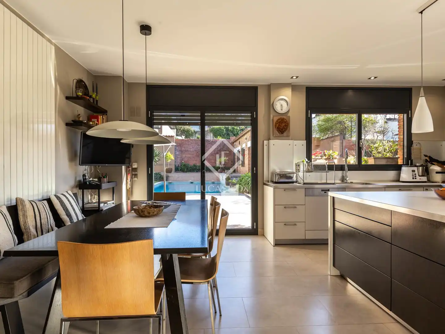 Cocina de Casa o chalet en venta en Sant Cugat del Vallès con Aire acondicionado, Calefacción y Jardín privado