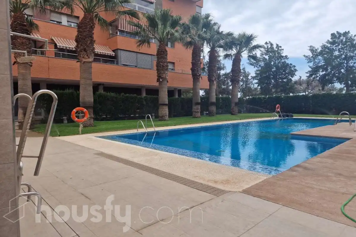 Piscina de Pis de lloguer en Almería amb Aire condicionat, Calefacció i Terrassa