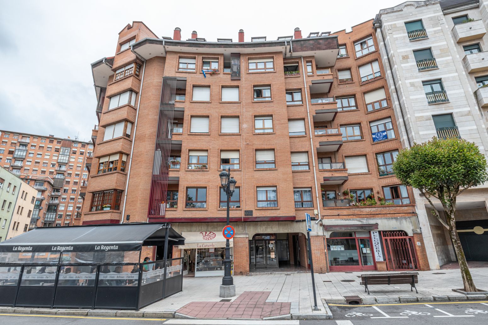 Vista exterior de Pis en venda en Oviedo  amb Calefacció, Parquet i Terrassa