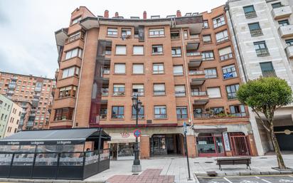 Vista exterior de Pis en venda en Oviedo  amb Calefacció, Parquet i Terrassa