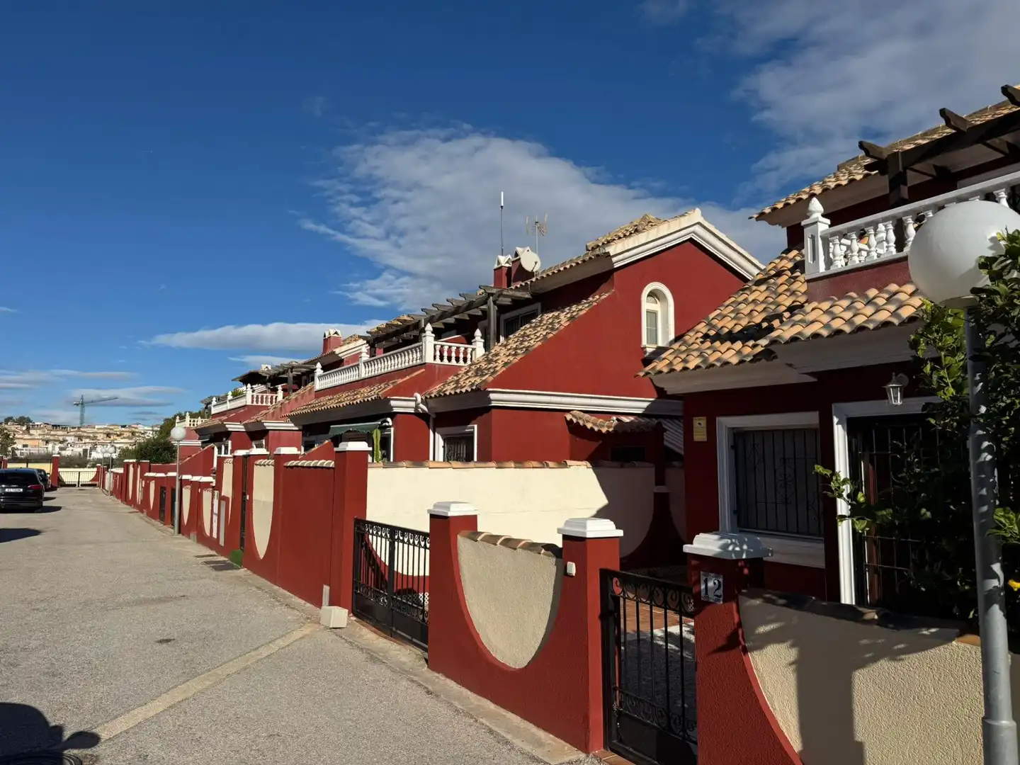 Vista exterior de Casa adosada en venda en Orihuela amb Aire condicionat, Jardí privat i Terrassa
