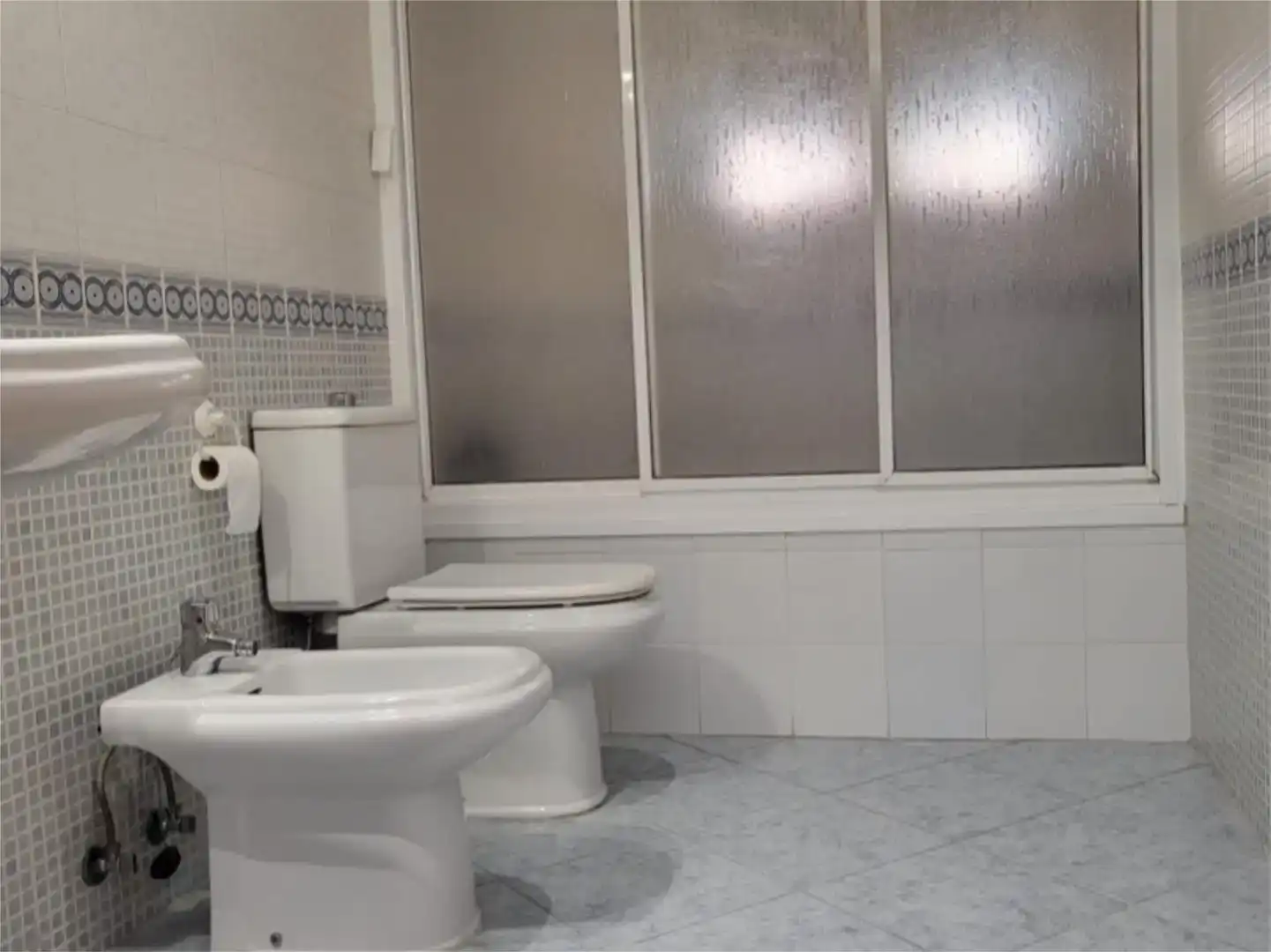 Bany de Casa o xalet en venda en Villaviciosa de Odón amb Aire condicionat, Jardí privat i Parquet