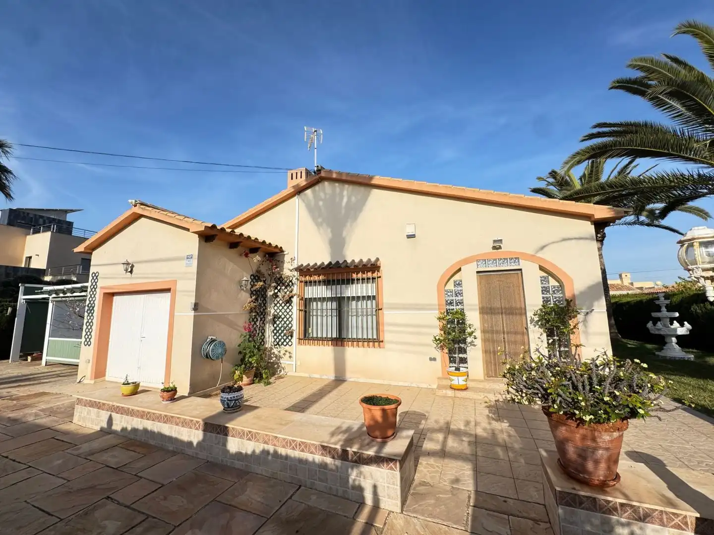 Vista exterior de Casa o xalet en venda en Orihuela amb Aire condicionat i Jardí privat