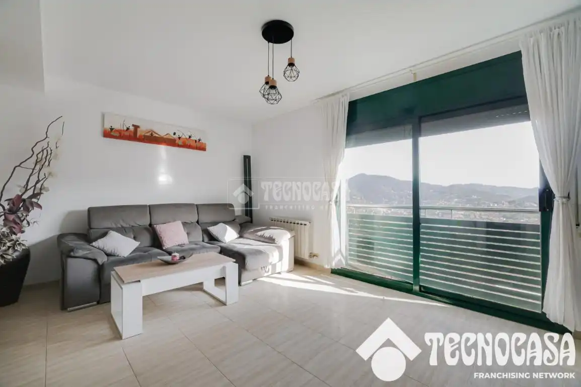 Sala de estar de Casa adosada en venta en Sant Vicenç Dels Horts con Aire acondicionado y Calefacción