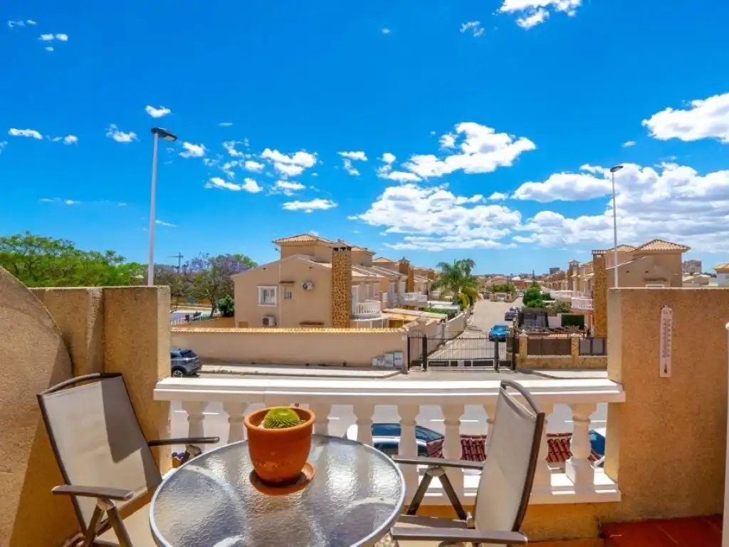 Terrasse von Einfamilien-Reihenhaus zum Verkauf in Torrevieja mit Klimaanlage, Privatgarten und Schwimmbad