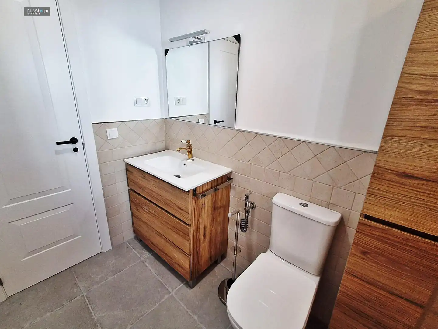 Baño de Piso de alquiler en Málaga con Aire acondicionado, Calefacción y Jardín privado