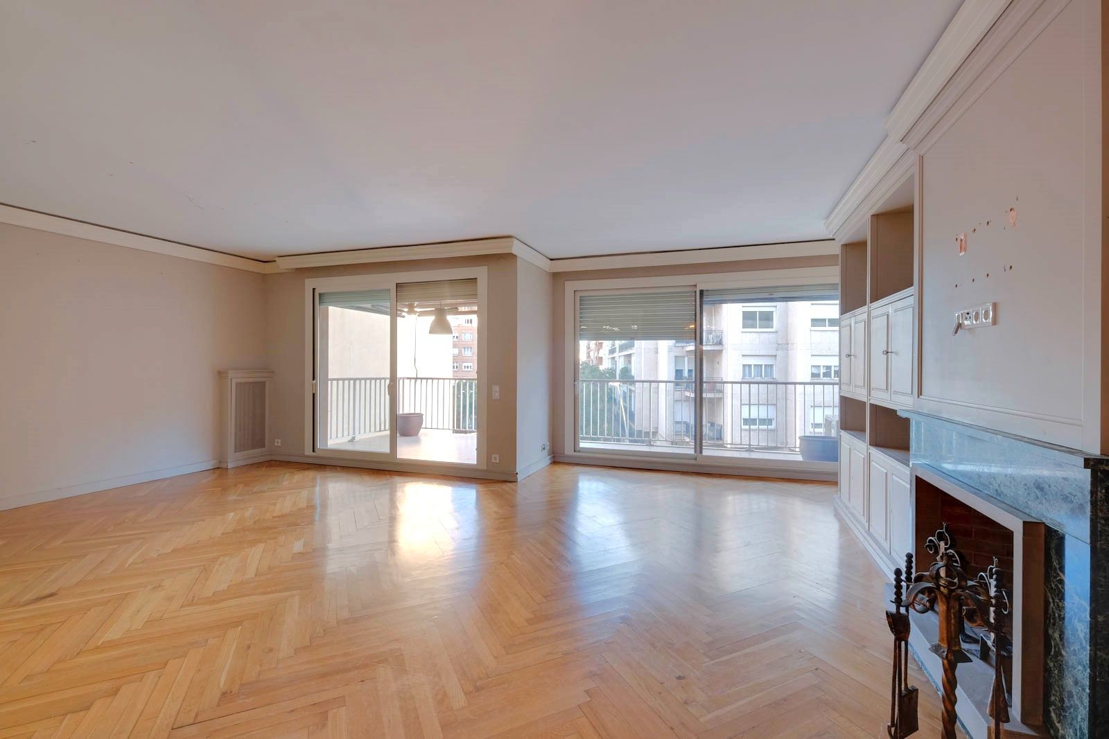 Sala d'estar de Pis en venda en  Barcelona Capital amb Aire condicionat, Parquet i Terrassa