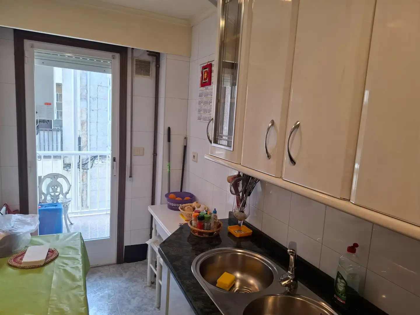 Cuina de Apartament en venda en Ourense Capital  amb Calefacció, Traster i Moblat