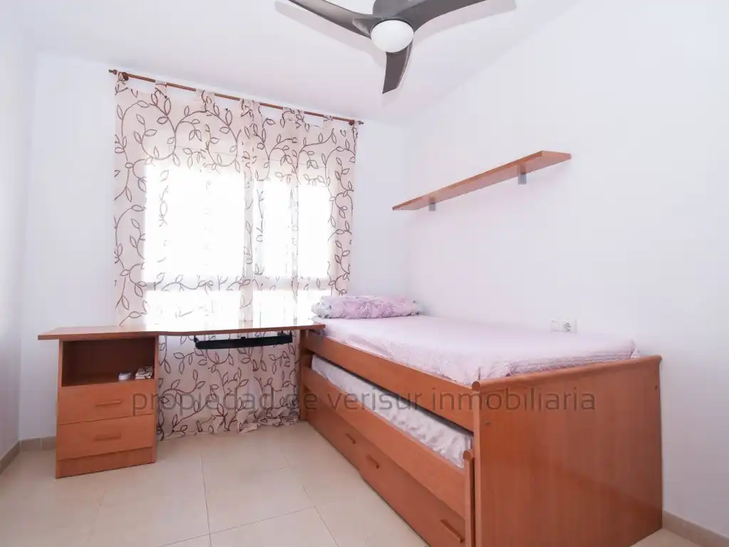 Dormitori de Apartament de lloguer en Águilas amb Terrassa, Piscina i Moblat