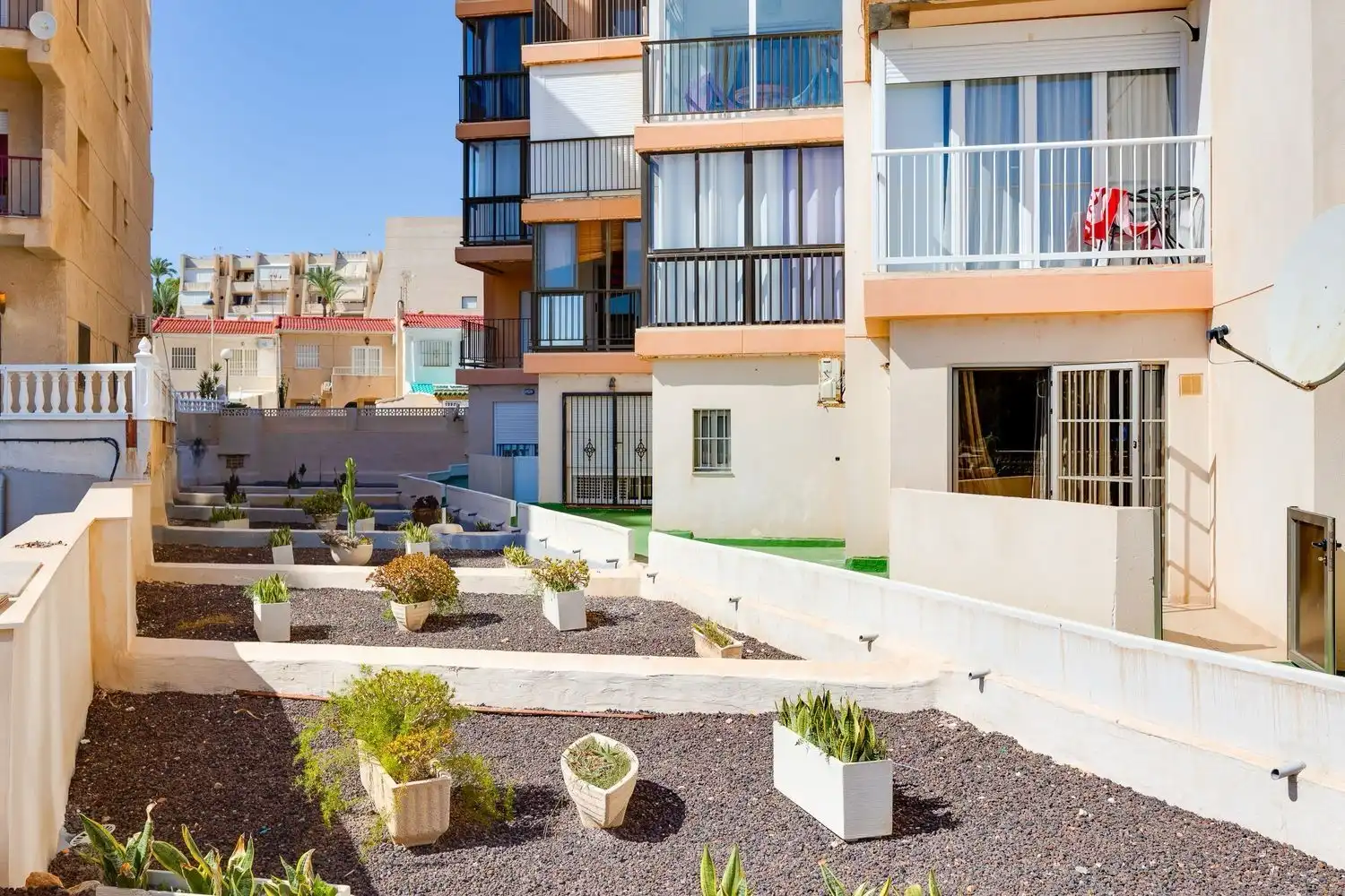 Terraza de Apartamento de alquiler en Torrevieja con Amueblado, Lavadora y Microondas