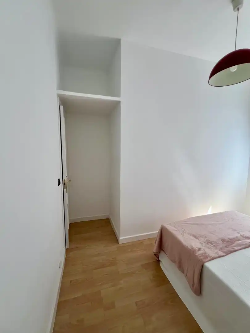 Dormitori de Apartament de lloguer en Madrid amb Aire condicionat i Calefacció