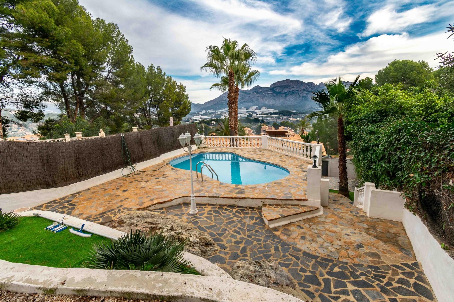 Piscina de Casa adosada en venda en La Nucia amb Aire condicionat, Jardí privat i Terrassa