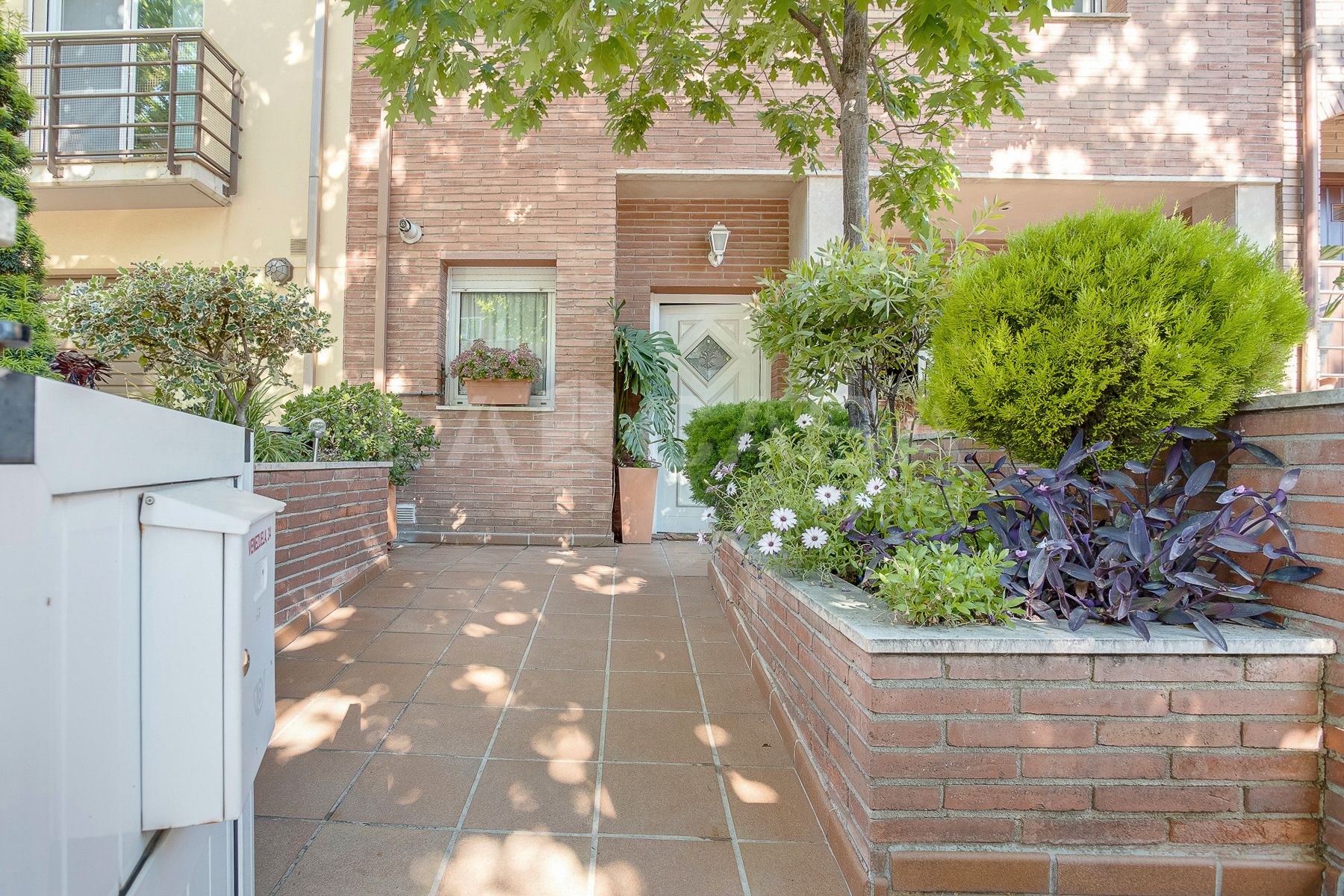 Vista exterior de Casa adosada en venda en Granollers amb Aire condicionat, Calefacció i Jardí privat