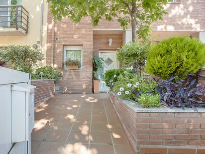 Vista exterior de Casa adosada en venda en Granollers amb Aire condicionat, Calefacció i Jardí privat