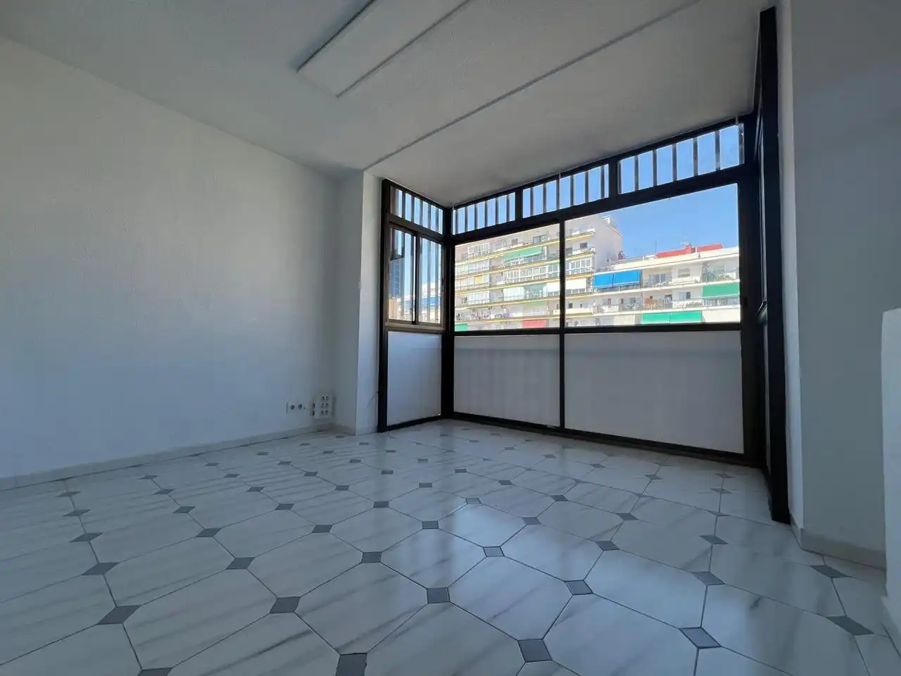 Office for rent in Fuengirola  with Air Conditioner