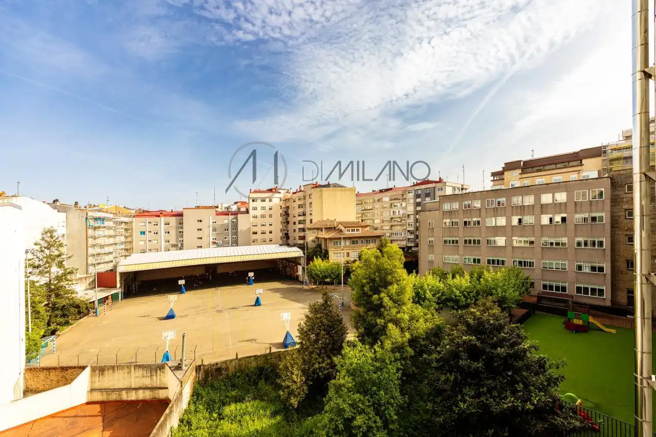 Vista exterior de Pis en venda en Vigo  amb Calefacció, Parquet i Terrassa