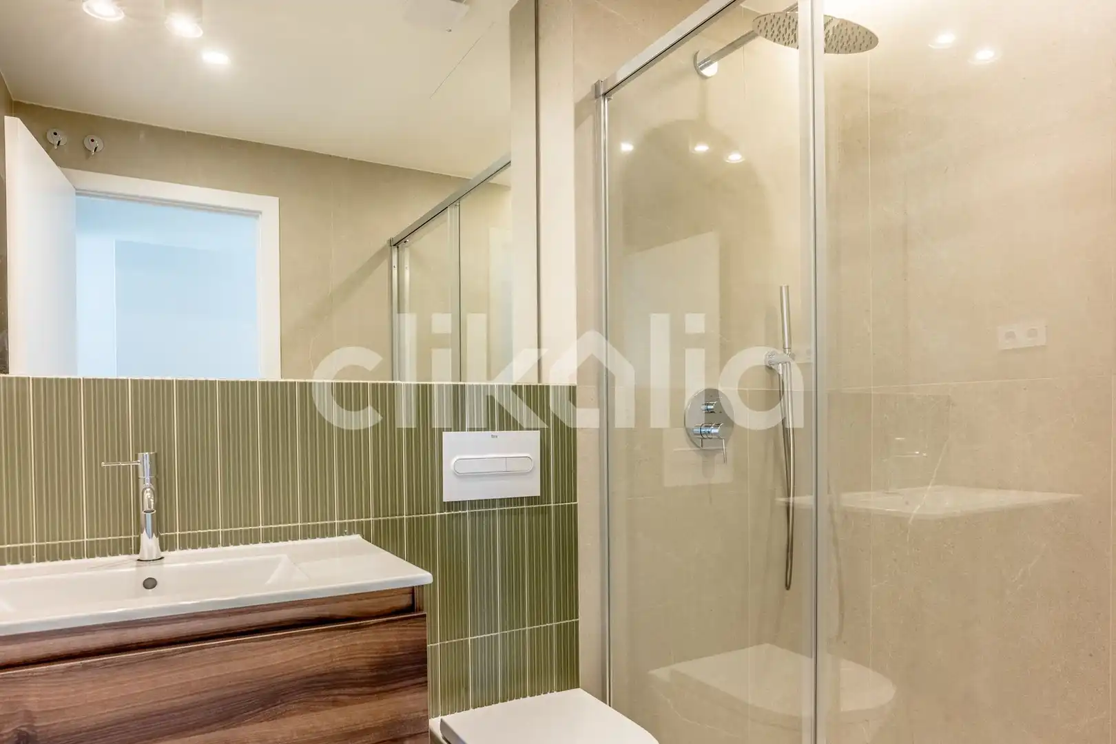 Baño de Piso en venta en Sevilla con Aire acondicionado y Jardín privado