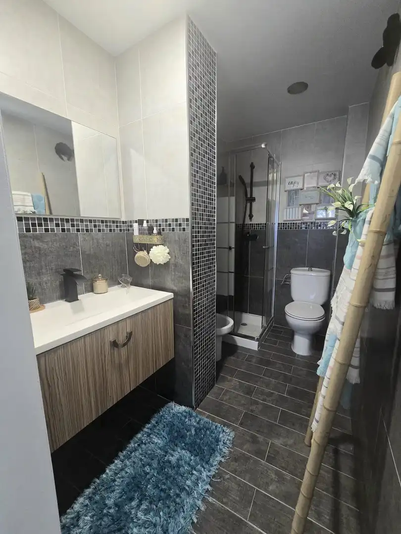 Bathroom of Flat for sale in Málaga  with Air Conditioner, Terrace and Storage room