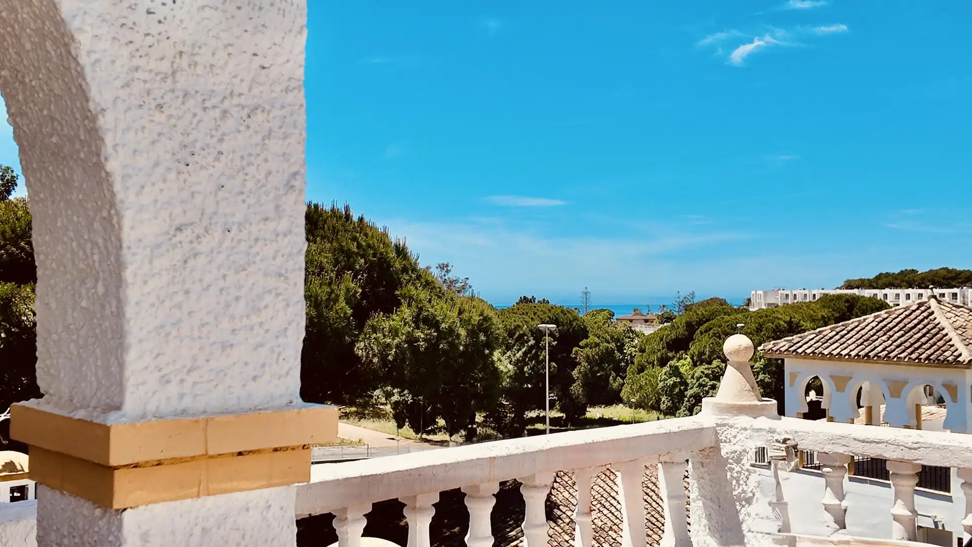 Vista exterior de Casa adosada en venta en Marbella con Jardín privado, Alarma y Piscina comunitaria