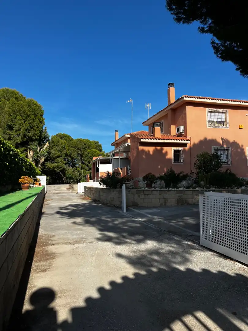 Außenansicht von Country house zum Verkauf in Mutxamel mit Privatgarten und Terrasse
