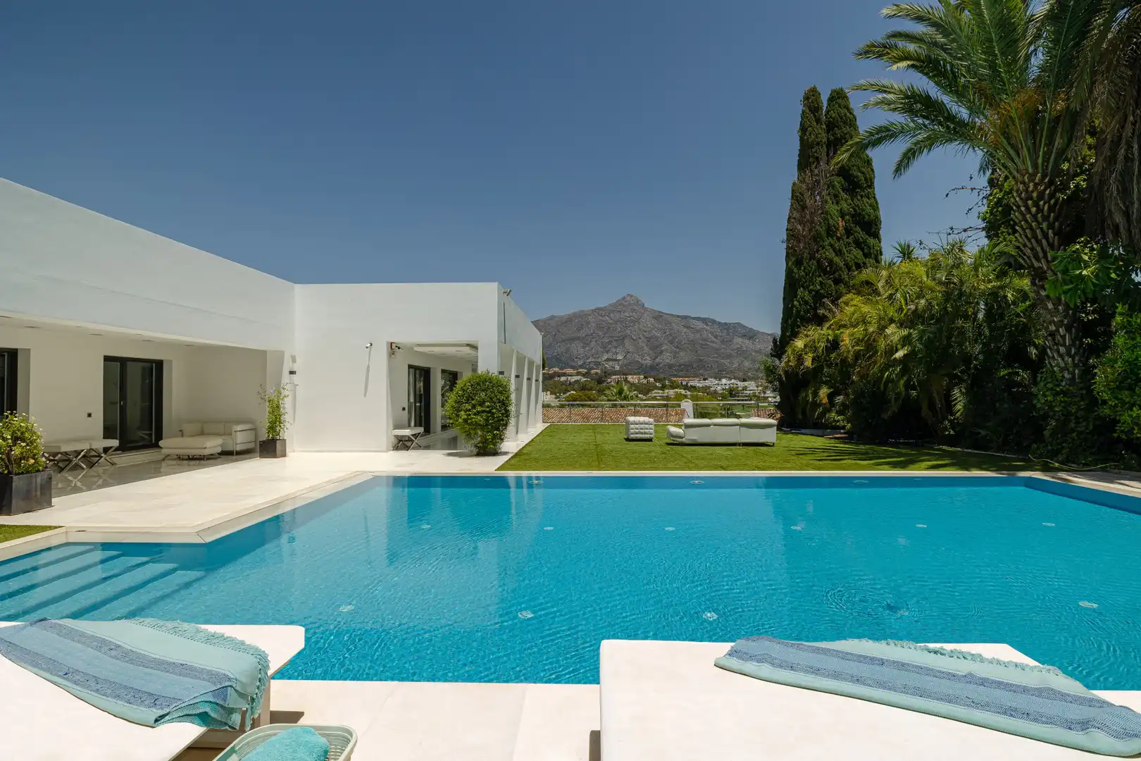 Vista exterior de Casa o xalet en venda en Nueva Andalucía