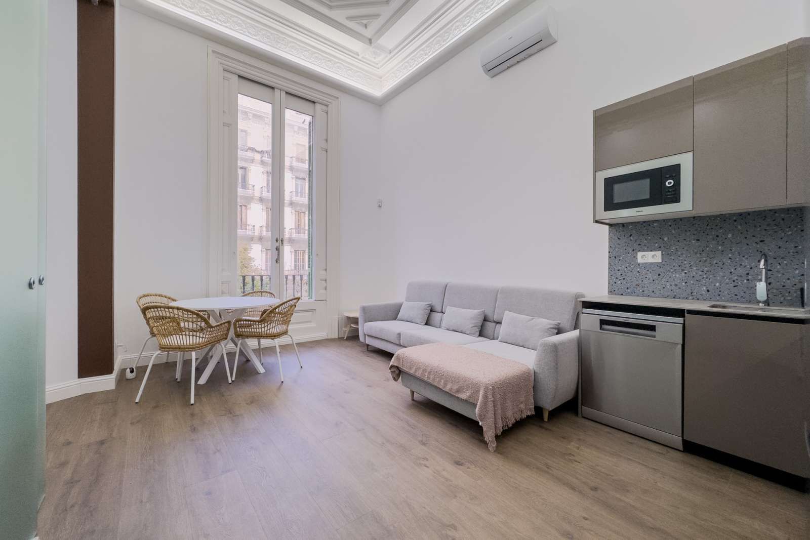Living room of Study to share in  Barcelona Capital  with Air Conditioner and Terrace
