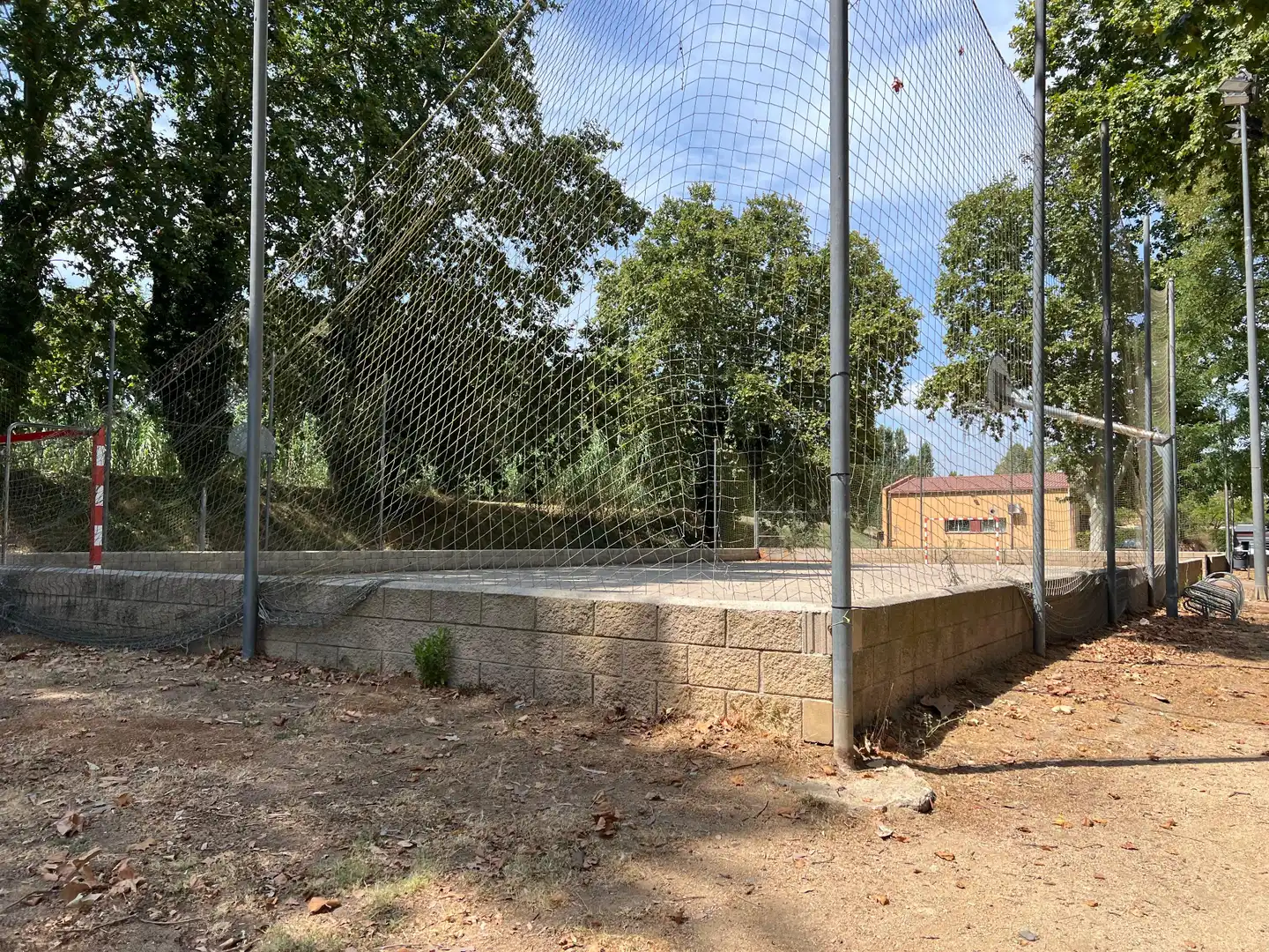 Parking de Casa adosada en venta en Tordera con Calefacción, Jardín privado y Parquet