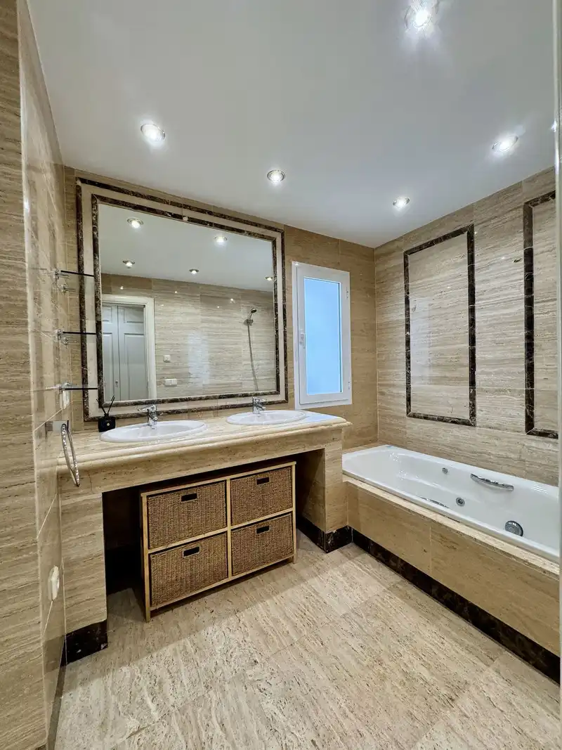 Bany de Apartament de lloguer en Marbella amb Traster, Piscina i Moblat