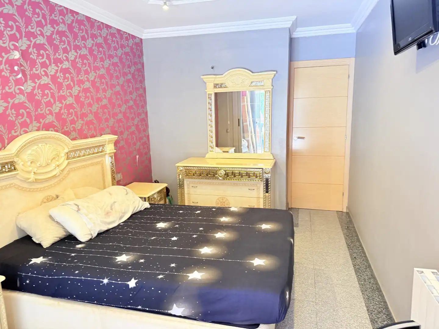 Schlafzimmer von Erdgeschoss zur Miete in Sant Adrià de Besòs mit Klimaanlage, Heizung und Privatgarten