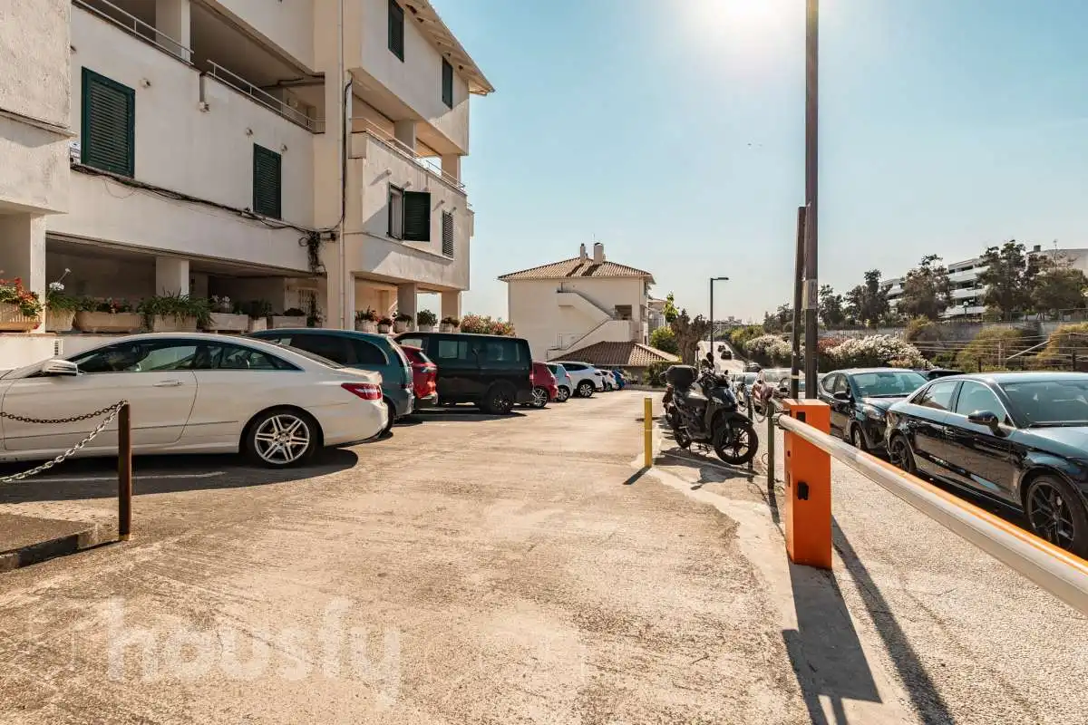Aparcament de Pis en venda en Sitges amb Jardí privat, Parquet i Traster