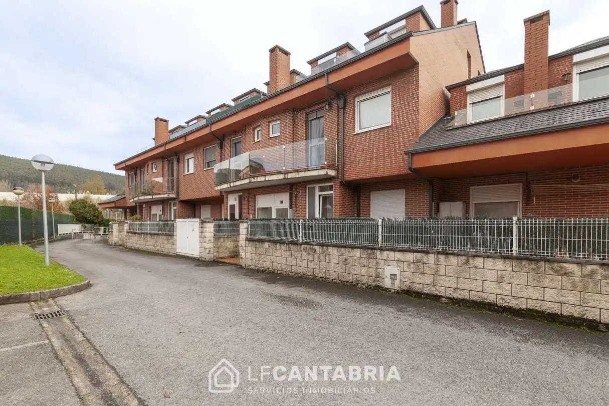 Vista exterior de Dúplex en venta en Castañeda con Calefacción y Terraza