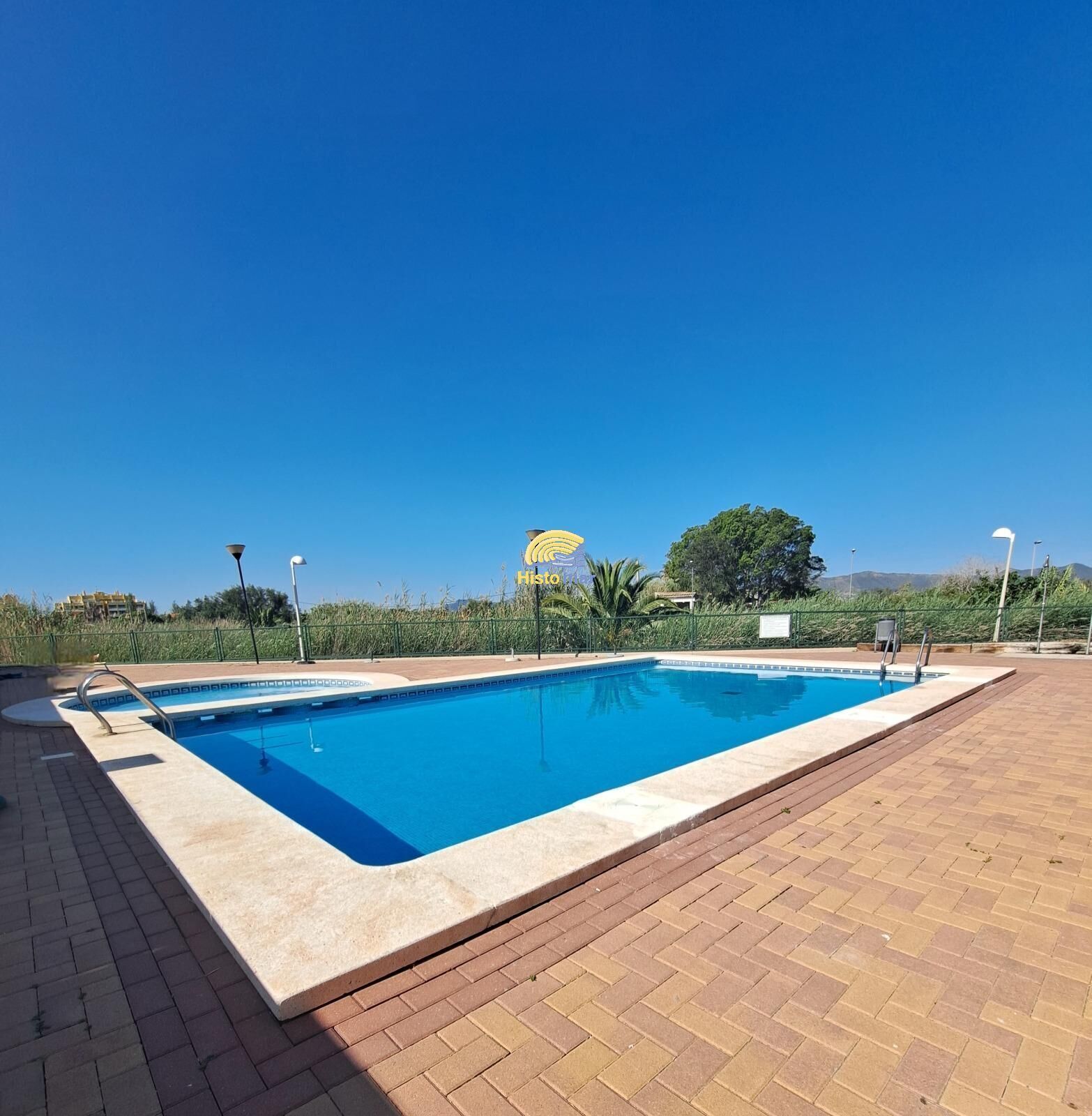 Piscina de Casa adosada en venda en Sagunto / Sagunt amb Aire condicionat, Calefacció i Jardí privat
