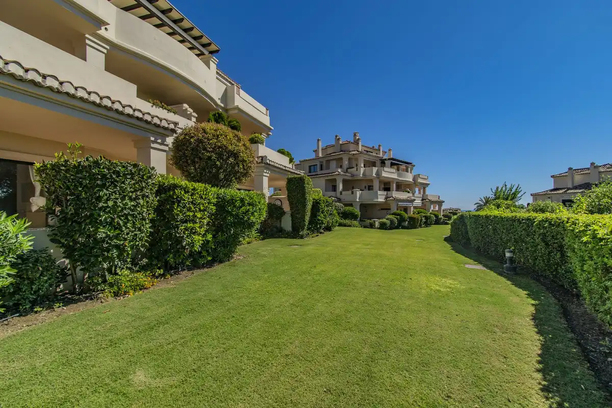 Jardí de Apartament en venda en Benahavís amb Aire condicionat, Jardí privat i Moblat