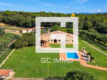 Casa rústica amb piscina en venda a Vilobí d'Onyar