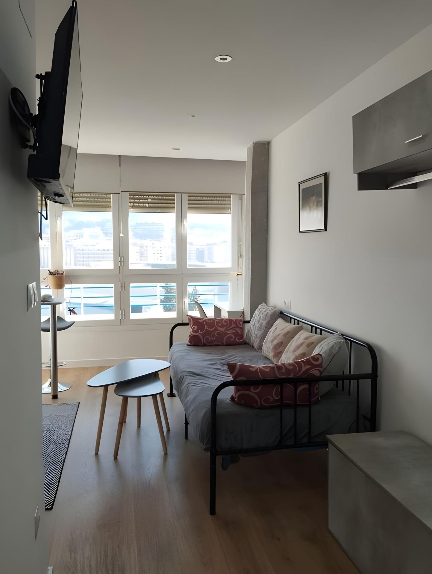 Sala d'estar de Estudi de lloguer en  Granada Capital amb Moblat i Balcó