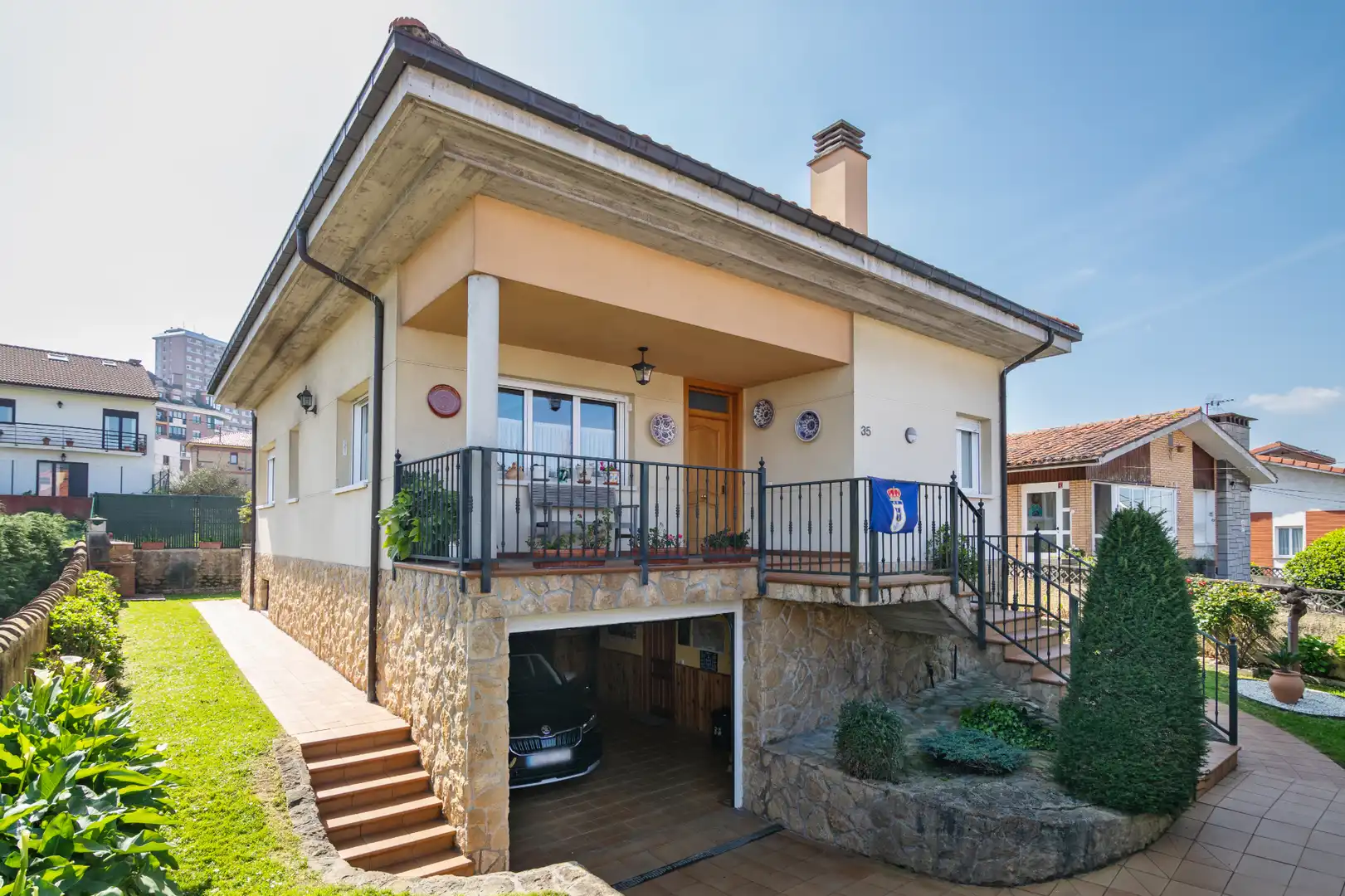 Vista exterior de Casa o xalet en venda en Oviedo  amb Calefacció, Jardí privat i Parquet