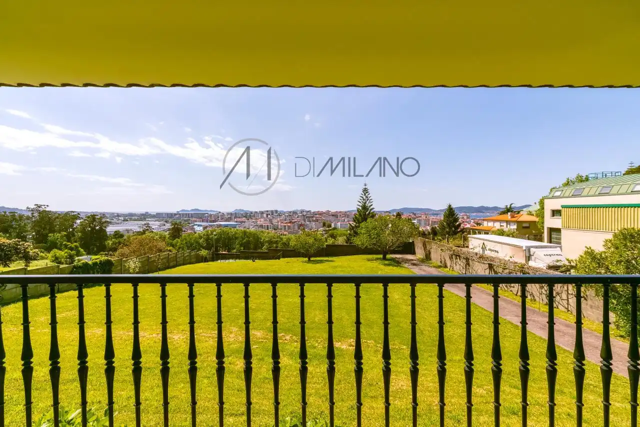 Vista exterior de Casa o chalet en venta en Vigo  con Calefacción, Jardín privado y Parquet