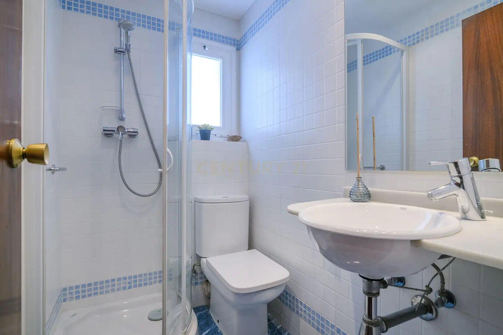 Badezimmer von Wohnung zum Verkauf in Barcelona mit Klimaanlage, Ofen und Mikrowelle