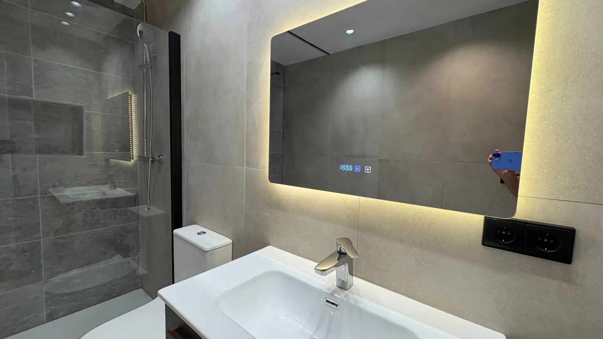 Badezimmer von Wohnung zur Miete in Aldaia mit Klimaanlage, Heizung und Parkett