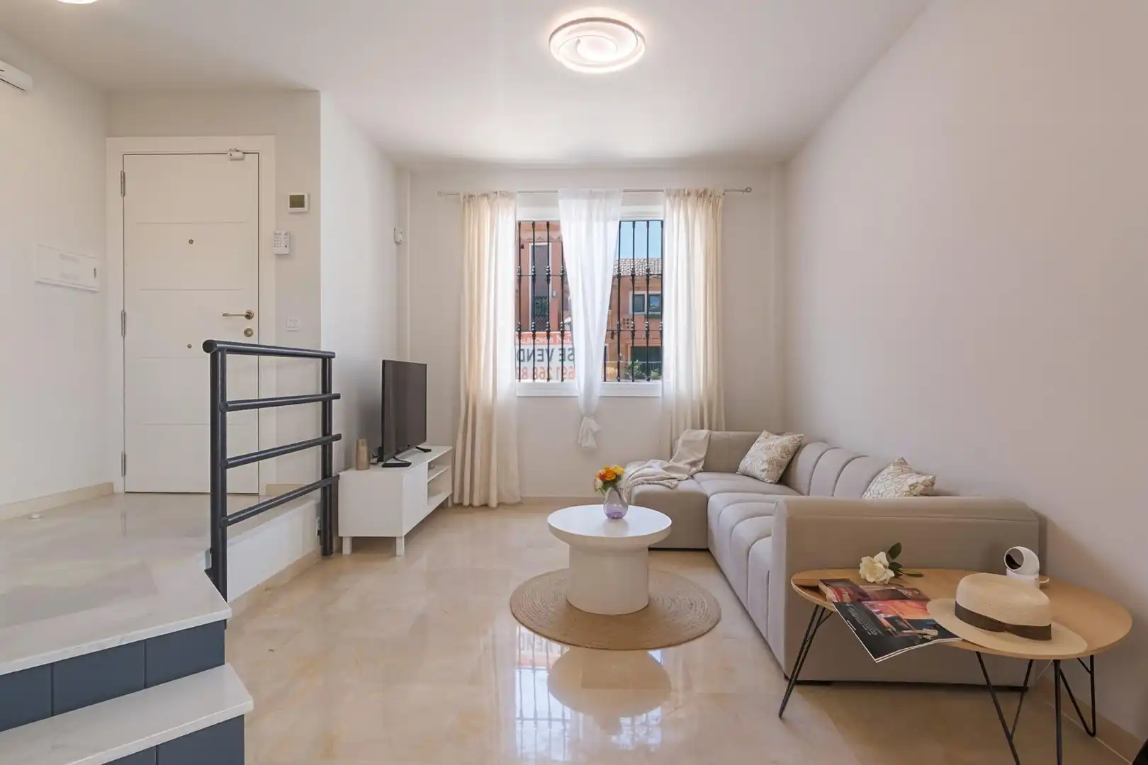 Wohnzimmer von Einfamilien-Reihenhaus zum Verkauf in Marbella mit Klimaanlage, Heizung und Privatgarten