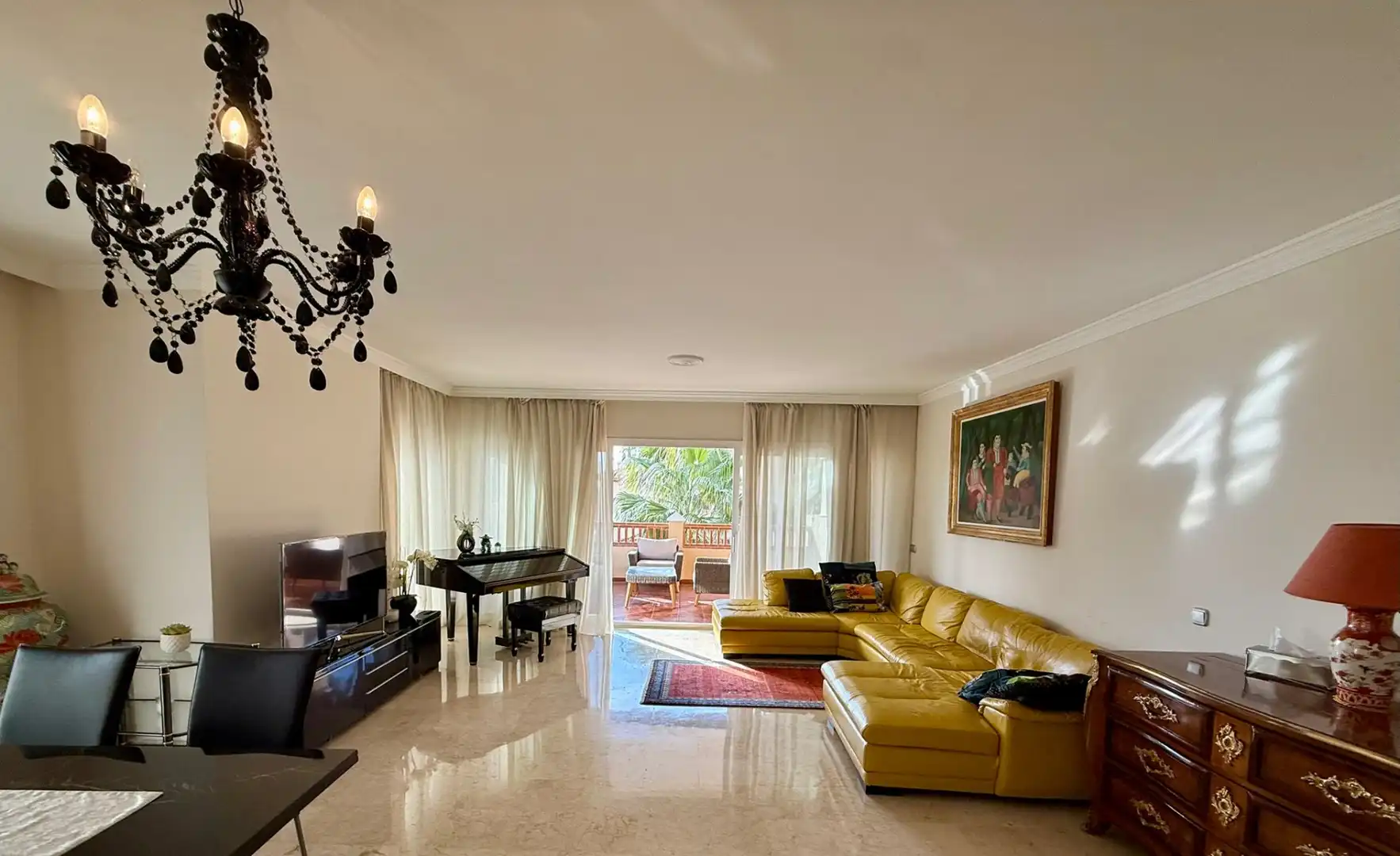 Sala d'estar de Apartament de lloguer en Estepona amb Aire condicionat, Terrassa i Piscina